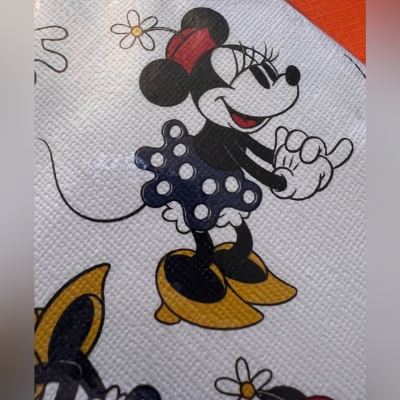 Disney Minnie Mouse NWT adorable PEVA flannelback 70” round tablecloth - Picture 5 of 13